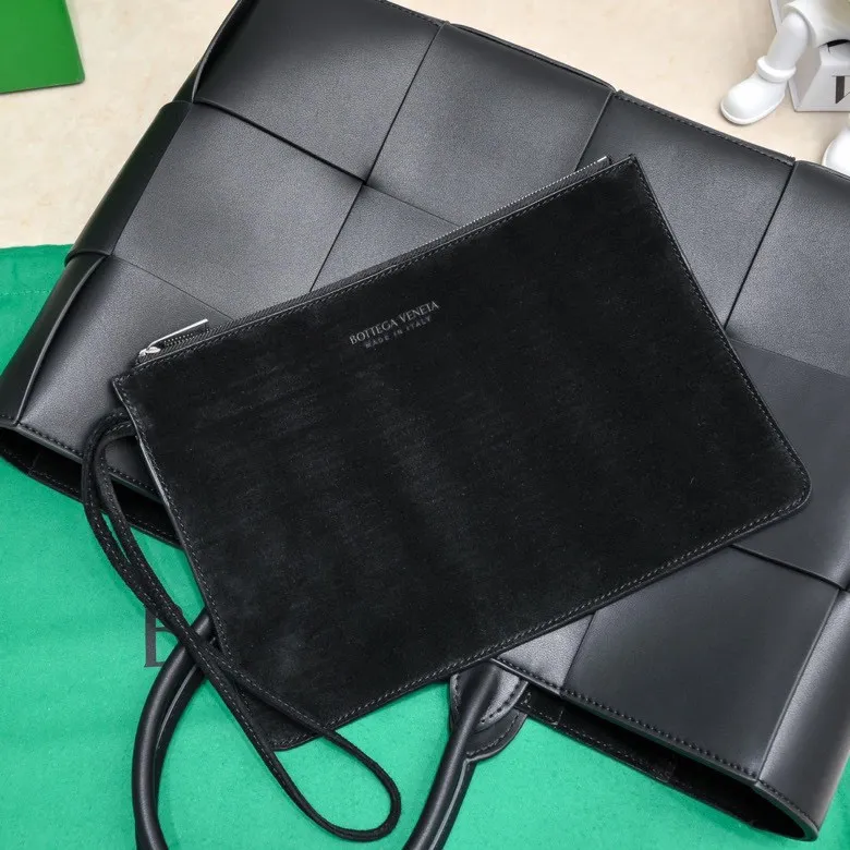 The batch of 2000 BV tote bag (small four compartments) has finally been shipped🔥🔥 The leather feels great! It's a very low-key bag. The more I look at it, the more I like it. I usually go out for rides and planes because I have a lot of stuff and need to carry a computer. Carrying a bag like this is all it takes. It comes with a small bag for storage, which is very convenient. Style number: 9898 Size: 38*10*28cm